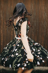 Black V-Neck Floral Embroidered Short Prom Homecoming Dress