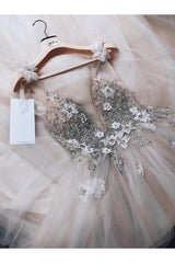 A-Line Spaghetti Straps Tulle Wedding Dress Beads V-Neck Bridal Gown