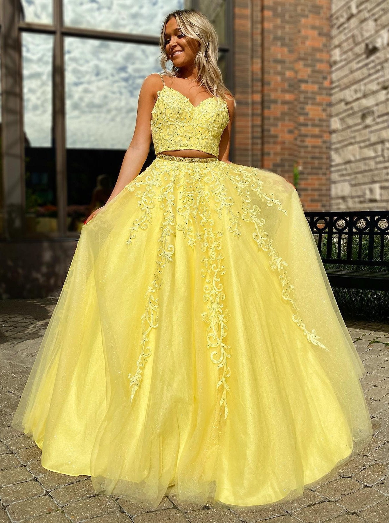 A-Line V-Neck 2 Pieces Daffodil Tulle Prom Dresses with Lace Appliques