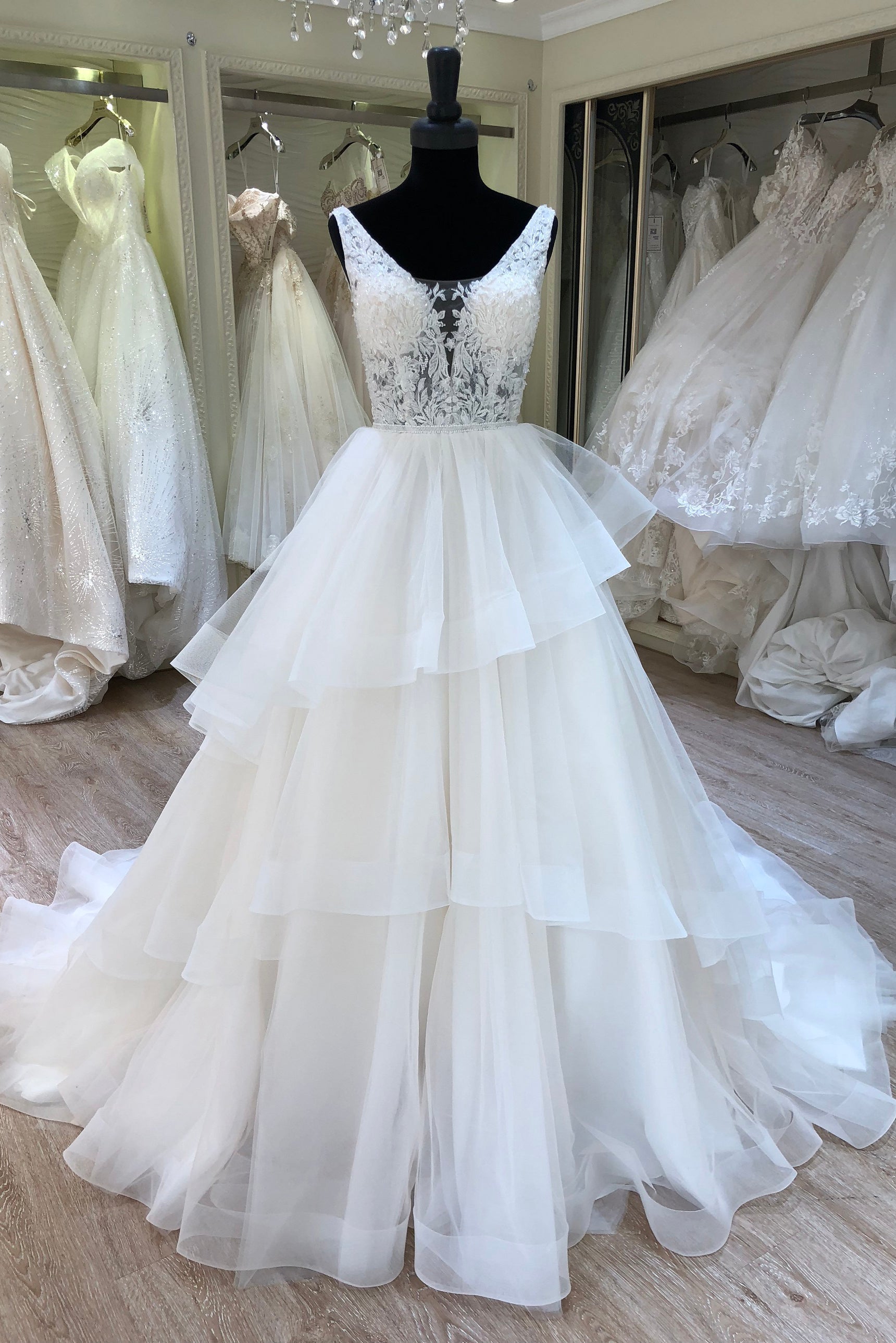 A-Line V-Neck Layered Bridal Gown Lace Appliques Wedding Dress