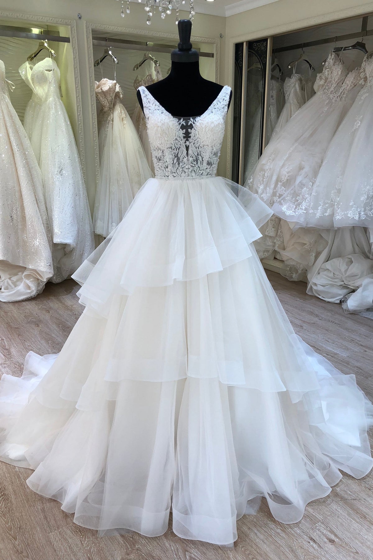 A-Line V-Neck Layered Bridal Gown Lace Appliques Wedding Dress