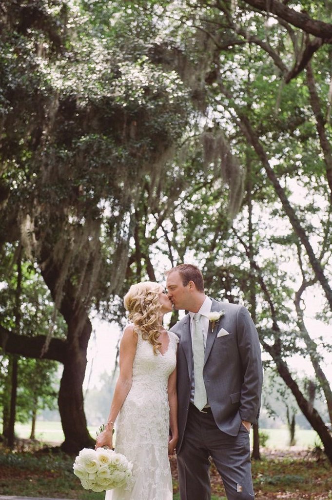 Elegant Lace Applique Sheath Wedding Dress with Keyhole Back