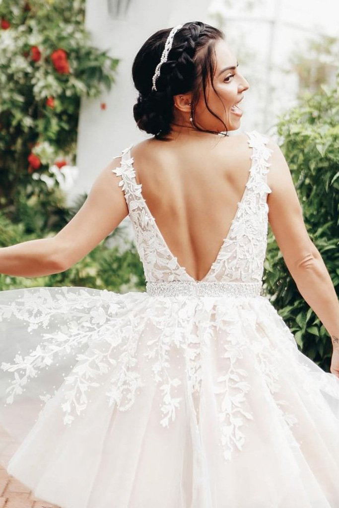 Chic A-Line Tulle Applique V-Back Short Prom Homecoming Dress