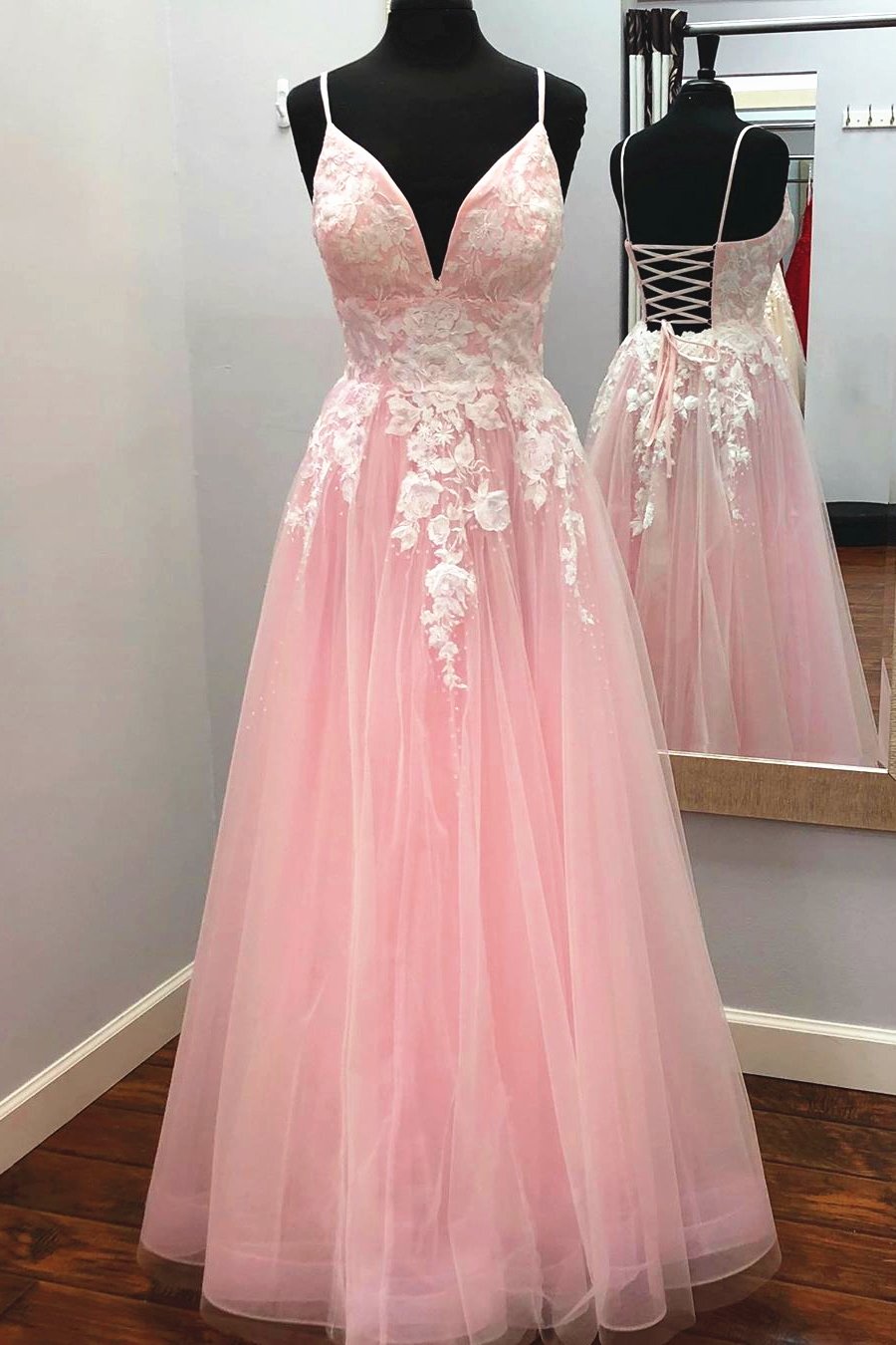 Elegant A-Line V-Neck Tulle Long Prom Dress with Appliques