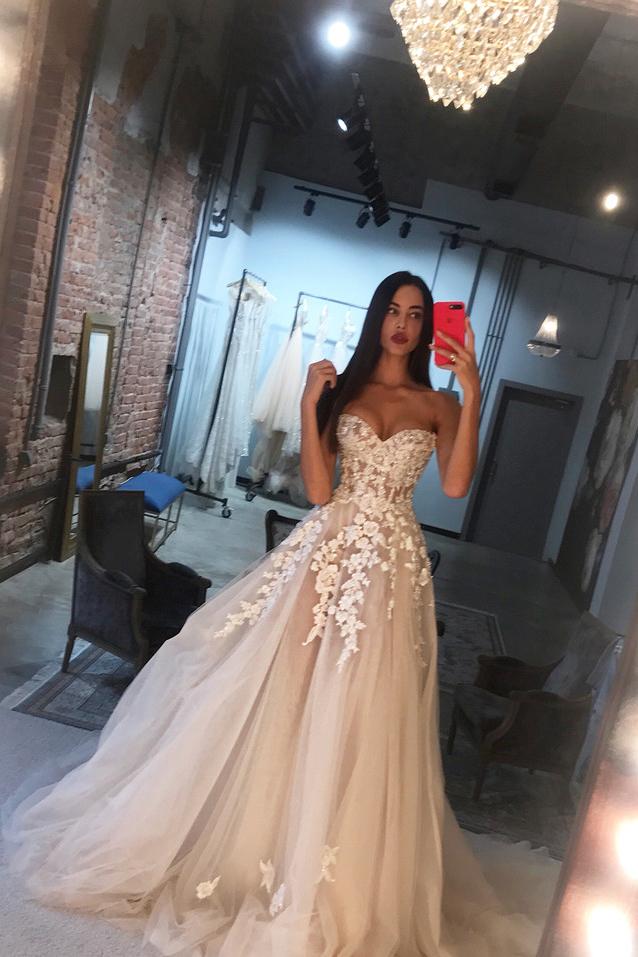 A-Line Sweetheart Sleeveless Tulle Wedding Dress with Applique
