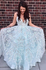 Spaghetti Straps Tulle V-Neck Long Prom Dresses with Beaded Appliques