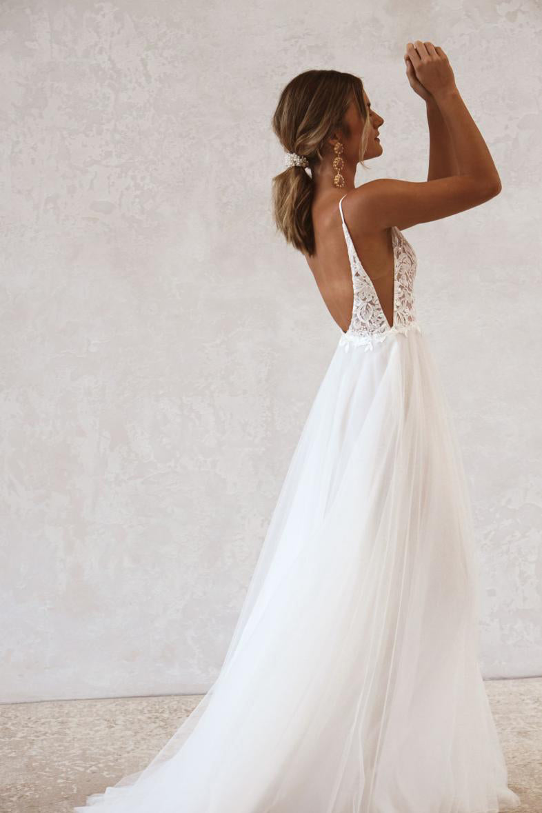 Boho A-Line V-Neck Tulle Spaghetti Straps Beach Wedding Dress with Lace