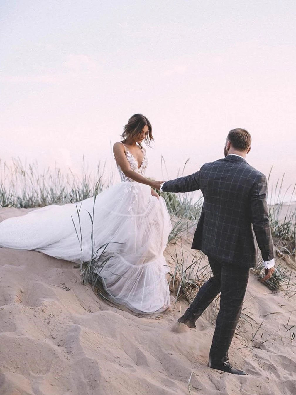 Popular A-Line V-Neck Tulle Beach Wedding Dresses with Appliqued
