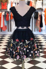 Lace V-Neck Short Prom Dresses Embroidered Two Piece Graduation Gown